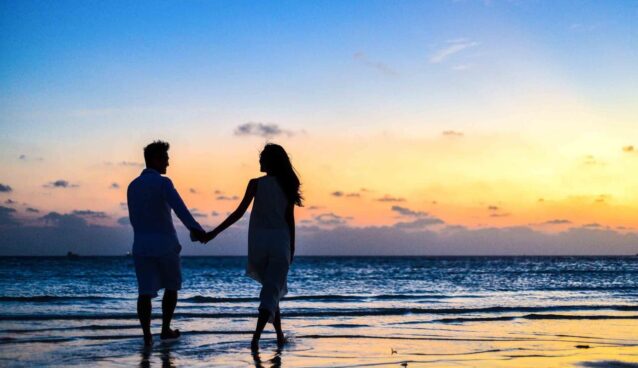 Pareja caminando en la playa