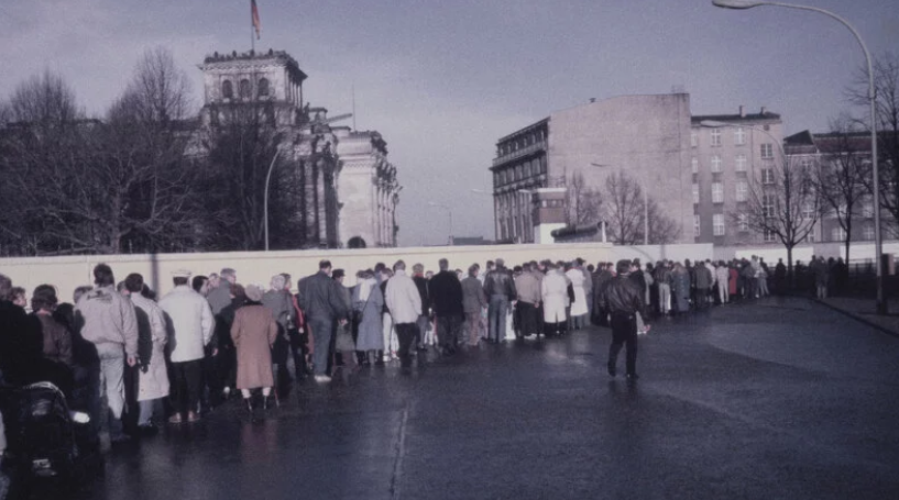 Berlín Celebra 35 Años de Libertad: Espectacular Instalación y Eventos Culturales Marcan el Aniversario de la Caída del Muro