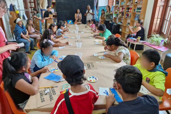 Niños jugando en una mesa