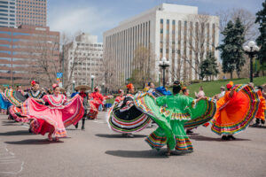 Cinco de Mayo en Denver: Fiesta, mezcal… y sí,  una carrera de chihuahuas