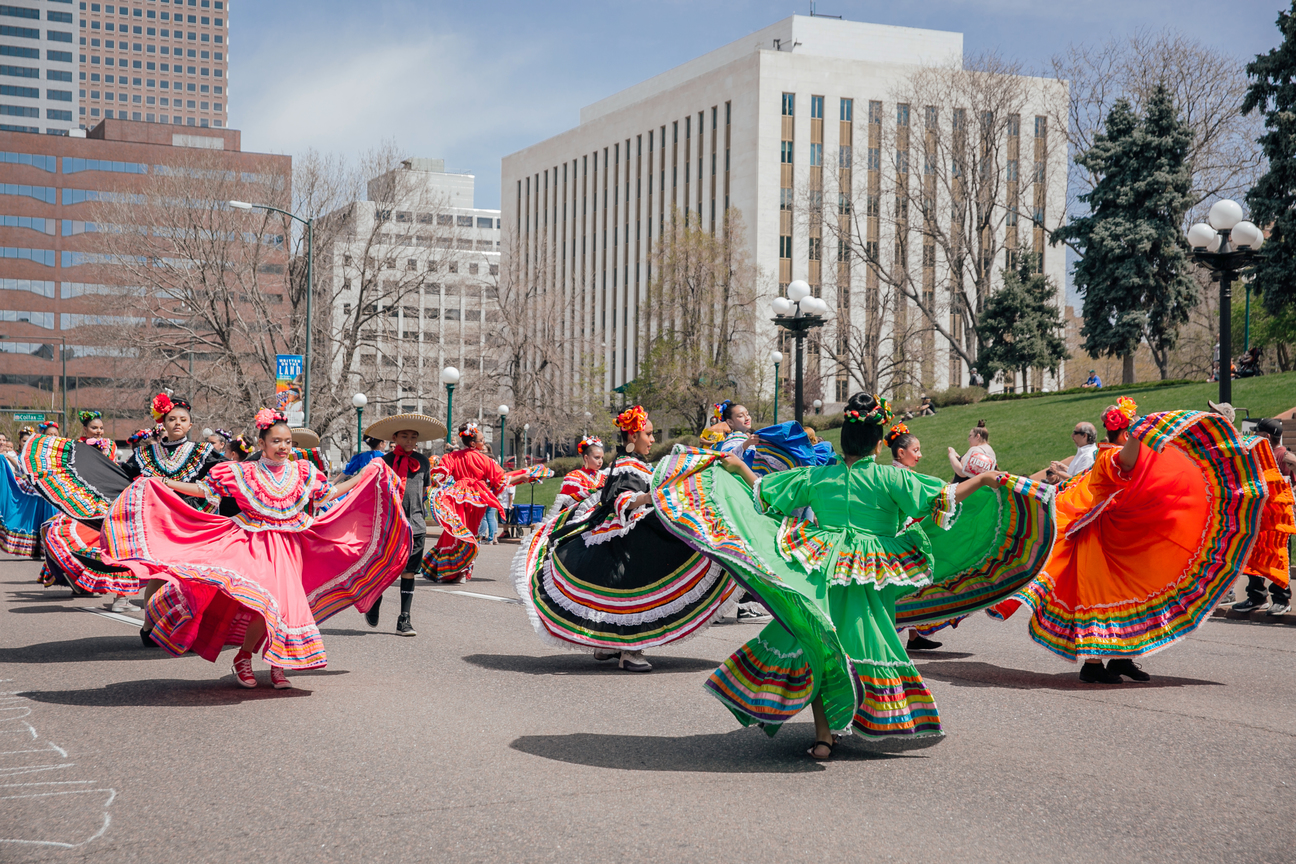 Cinco de Mayo en Denver: Fiesta, mezcal… y sí,  una carrera de chihuahuas