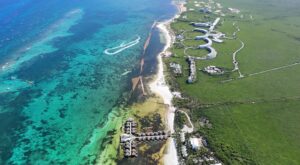Lomas Hospitality Implementa Barrera Privada Antisargazo en Destino Maroma