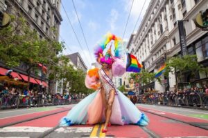 Color, música y comunidad: así se vive en ‘Orgullo’ en California