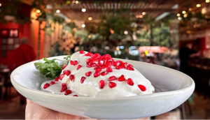 Cascabel da la bienvenida a los chiles en nogada con Amarillo Maíz, su nuevo escaparate para productores mexicanos