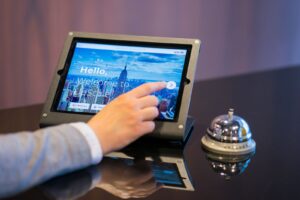 Mirai, maleta tech, maleta de viajes, viajeros, hoteles, IA, inteligencia artificial 