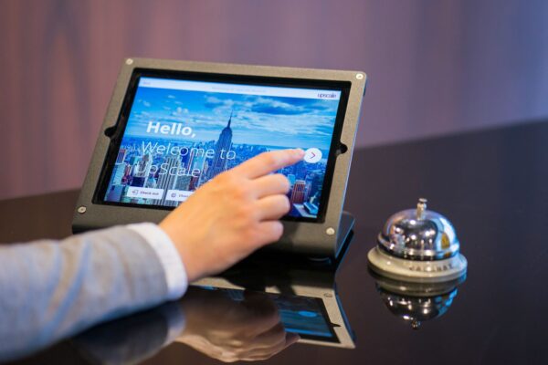 Mirai, maleta tech, maleta de viajes, viajeros, hoteles, IA, inteligencia artificial